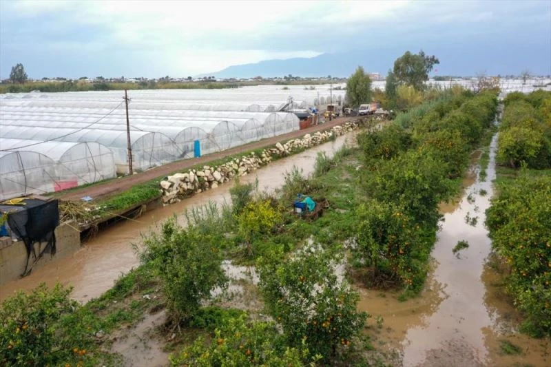 Kırmızı kodla aşırı yağış uyarısı yapılan Antalya