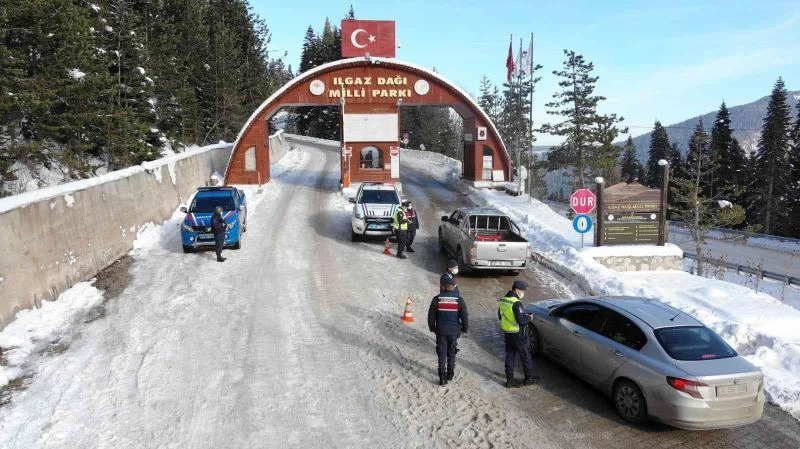 Jandarma ekipleri, yılbaşı tatili öncesi Ilgaz Dağı’nda tedbirlerini arttırdı
