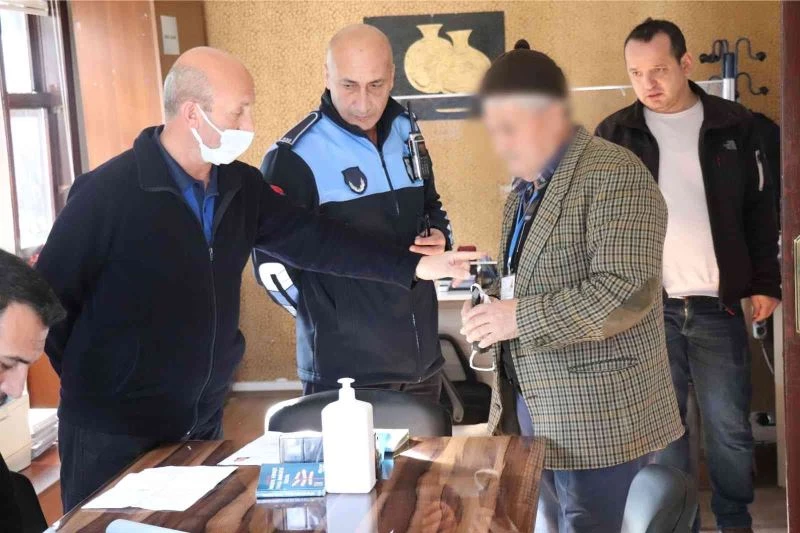 Cami adına sahte belgelerle para toplamışlar: Suç üstü yakalandılar