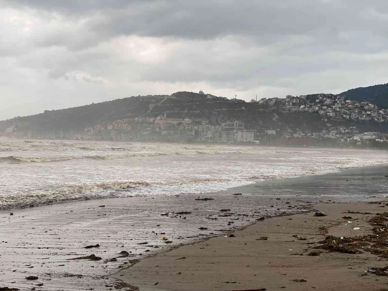 Kırmızı Kod’lu Finike’de deniz kahverengiye döndü

