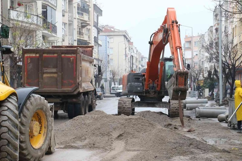 Akhisar’ın prestij caddelerinde hummalı çalışma
