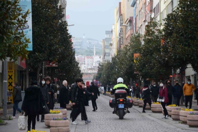 Balıkesır’ın simgesi milli kuvvetler caddesi yılbaşı nedeniyle trafiğe kapandı
