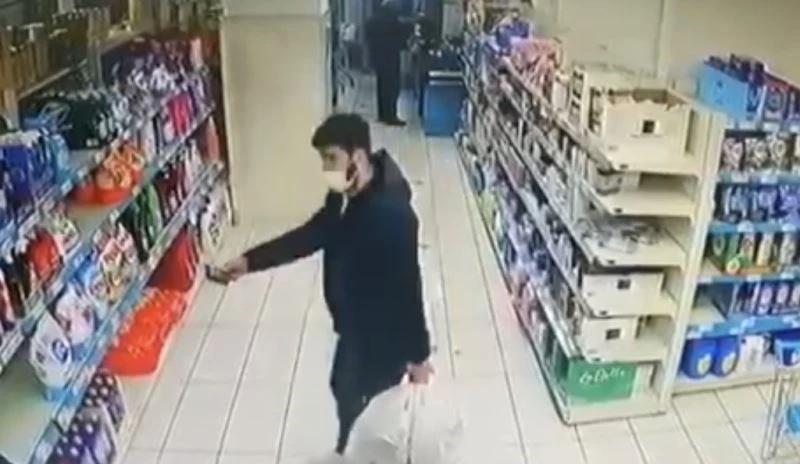 Markette unutulan cüzdanın içini boşaltıp geri getirdi
