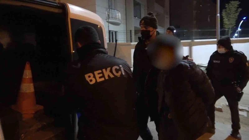 Yaşlı adam oğluyla kablo çalarken bekçilere yakalandı
