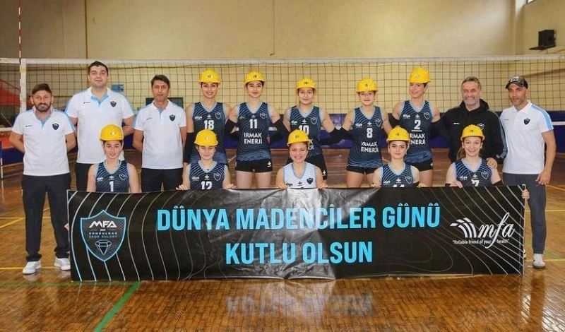 Sahaya madenci baretiyle çıktılar, galibiyet madencilere armağan ettiler
