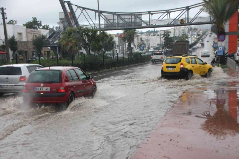 Bodrum’da sağanak etkili oldu, bazı noktalar göle döndü
