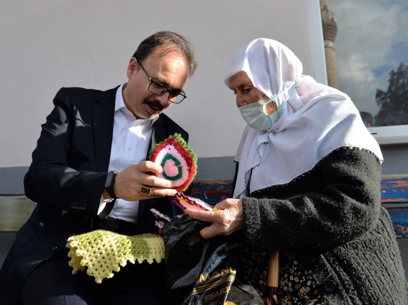 92 yaşındaki Kadriye nine yaptığı el emeği göz nuru ürünlerini Vali Kızılkaya’ya hediye etti
