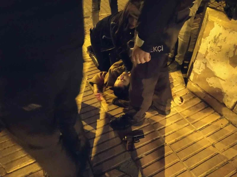 Kocasının silahını kurcalarken kendini vurdu
