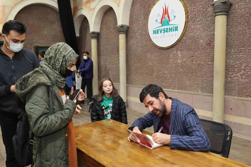 Kitap fuarının ilk konuğu Serdar Tuncer oldu
