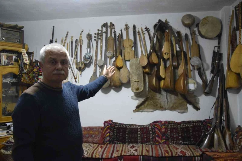 35 yıldır topladığı çalgılar ile evin bir odasını müze yaptı
