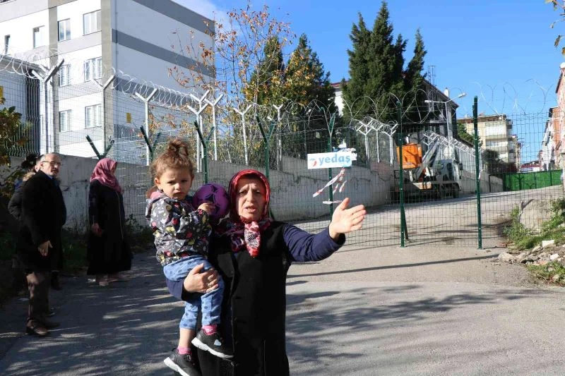 Mahalleli, tel örgüyle kapatılan sokağın tekrar açılmasını istiyor
