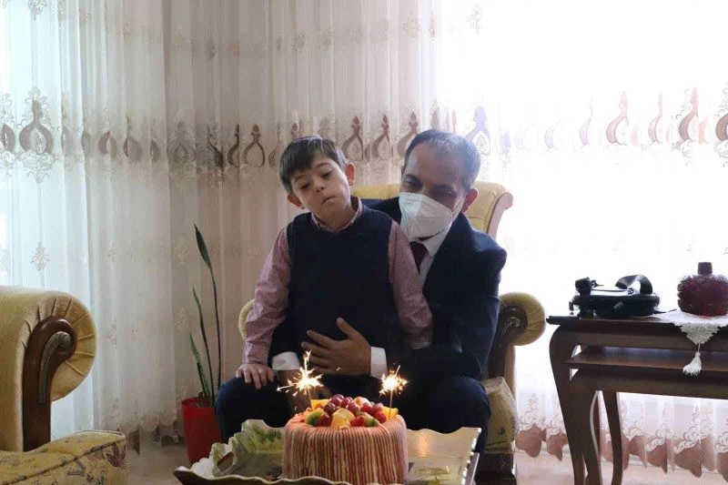 Milli Eğitim Müdüründen engelli öğrenciye doğum günü süprizi
