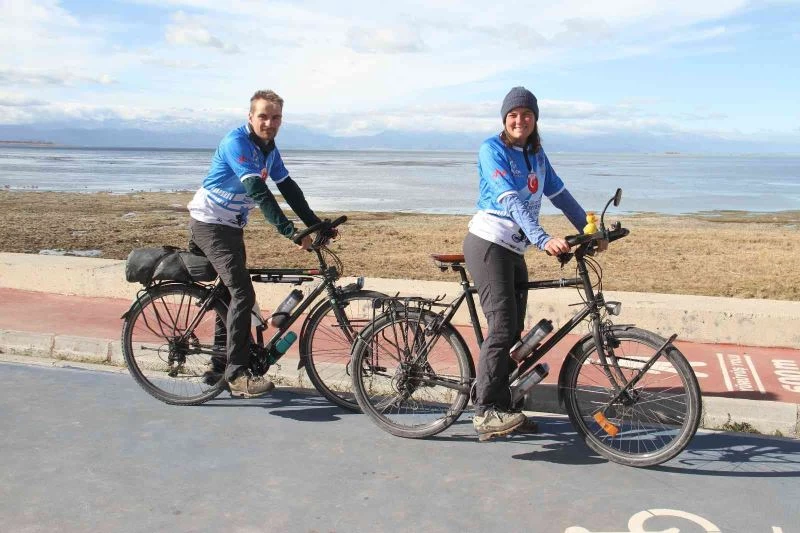 Beş yılda biriktirdikleri parayla Avrupa ve Asya turuna çıktılar
