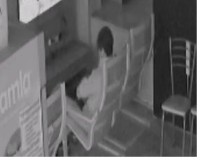 Oyun salonundan hırsızlık anı kameralara yansıdı
