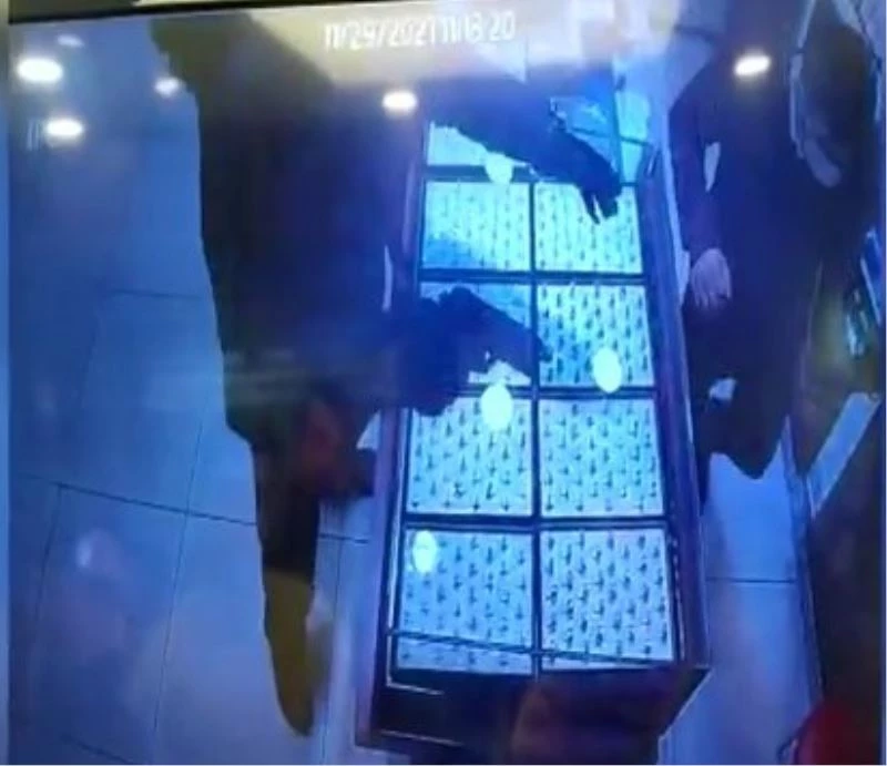 Ümraniye’de kuyumcuda silahlı soygun girişimi kamerada
