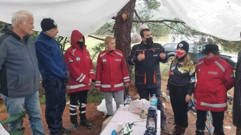 TAMGAKUT ekibine yağmur altında eğitim
