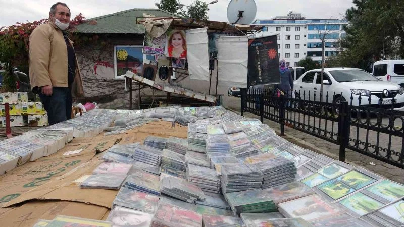 Devri biten kasetleri, pazar pazar dolaşarak sergileyip satıyor
