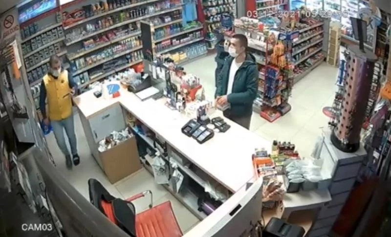 Sadaka kutusu hırsızları kamerada
