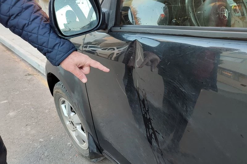 Kavga etti, hırsını park halindeki arabadan aldı
