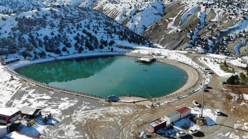 Yüzeyi buz tutan Ardıçlı Gölü’nde mest eden kış manzarası
