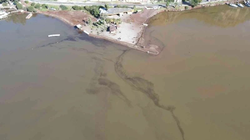 Marmaris’te deniz kahverengiye döndü
