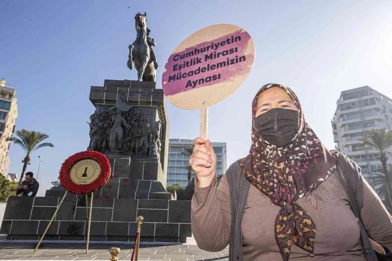 İzmirli kadınlar seçme ve seçilme hakkı yıldönümü için yürüdü
