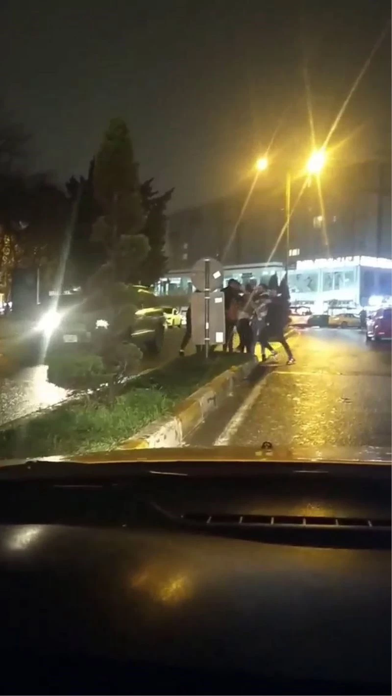 Bar çıkışında bıçaklı kavga kamerada
