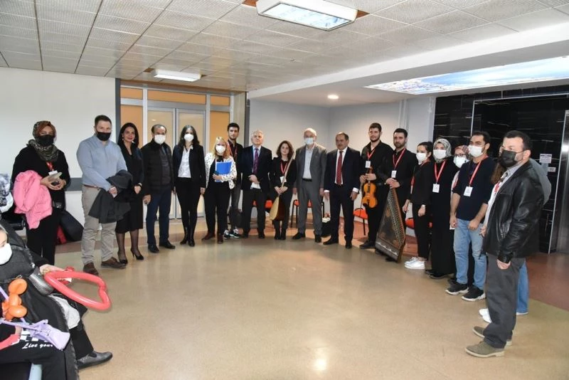 OMÜ Tıp Fakültesi Hastanesi’ne gönüllüler neşe yaydı
