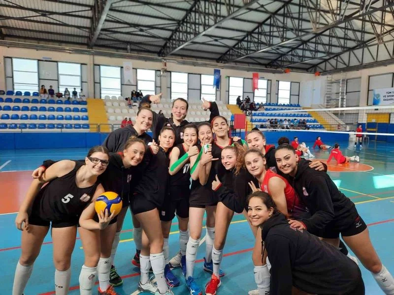 Ayvalıklı kızlar Havran Belediyespor’u namağluptan etti