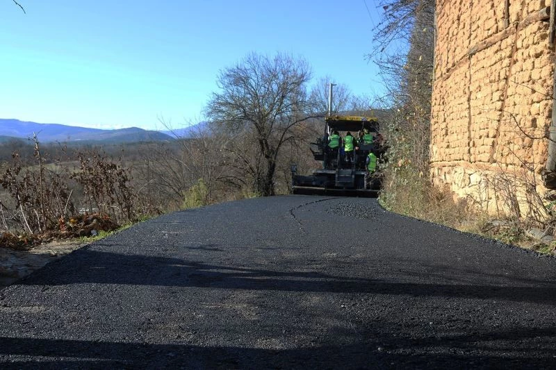 Büyükşehir’in asfalt çalışmaları Pamukova’da devam ediyor
