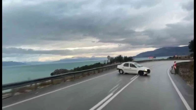 Virajı alamayan otomobil karşıdan gelen kamyonetle çarpıştı
