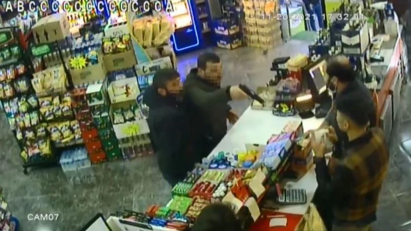 (Özel) İstanbul’da dehşet anları: Veresiye alkol vermeyen kasiyere ürün fırlatıp silah doğrulttu
