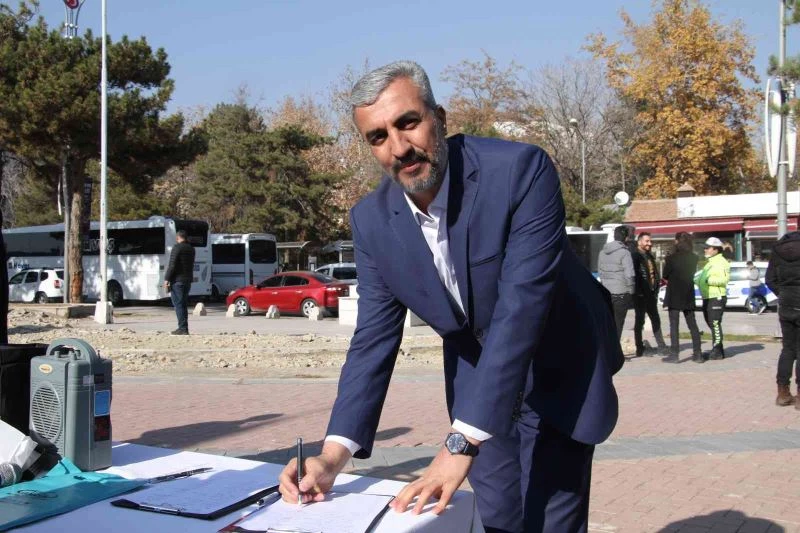 Elazığ’da öğretmenevi yapılması için imza kampanyası başlatıldı
