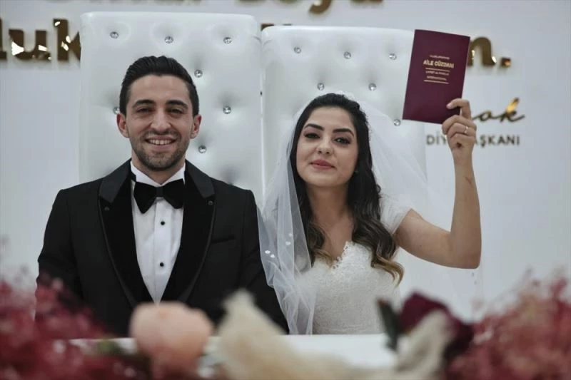 Devlet korumasında büyüyen Dışişleri personeli çift yurt arkadaşlarının şahitliğinde evlendi