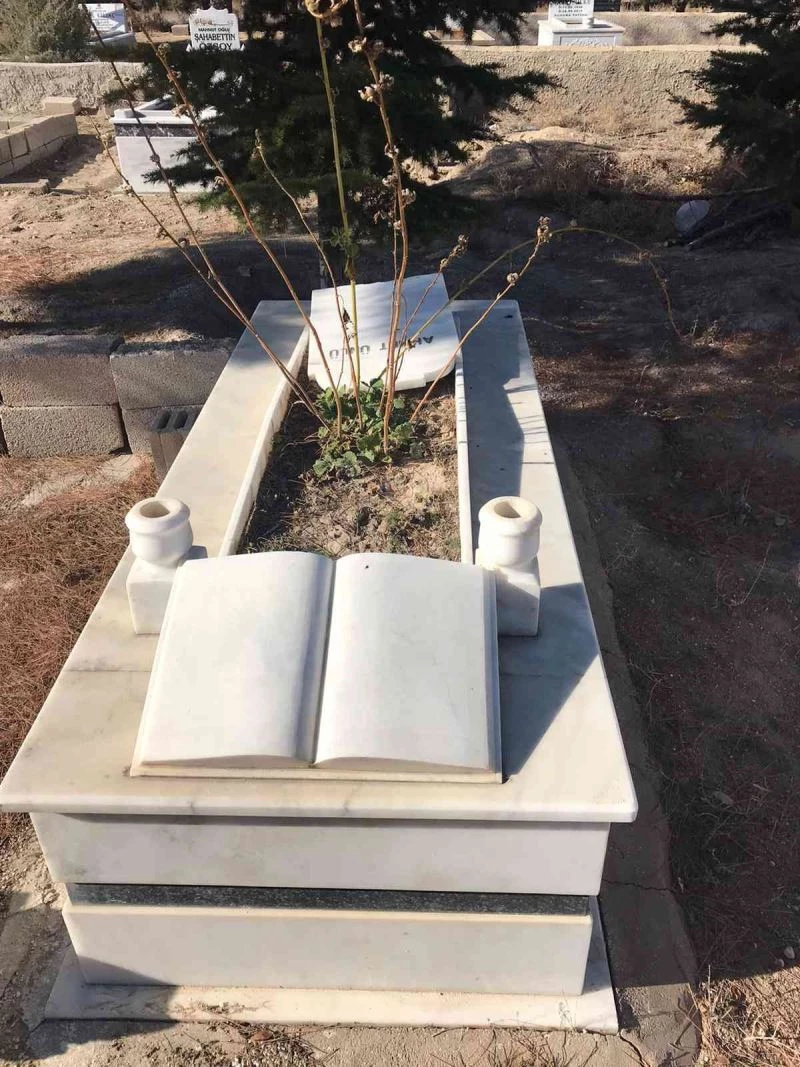 Mezar taşlarını kırıp kaçtılar
