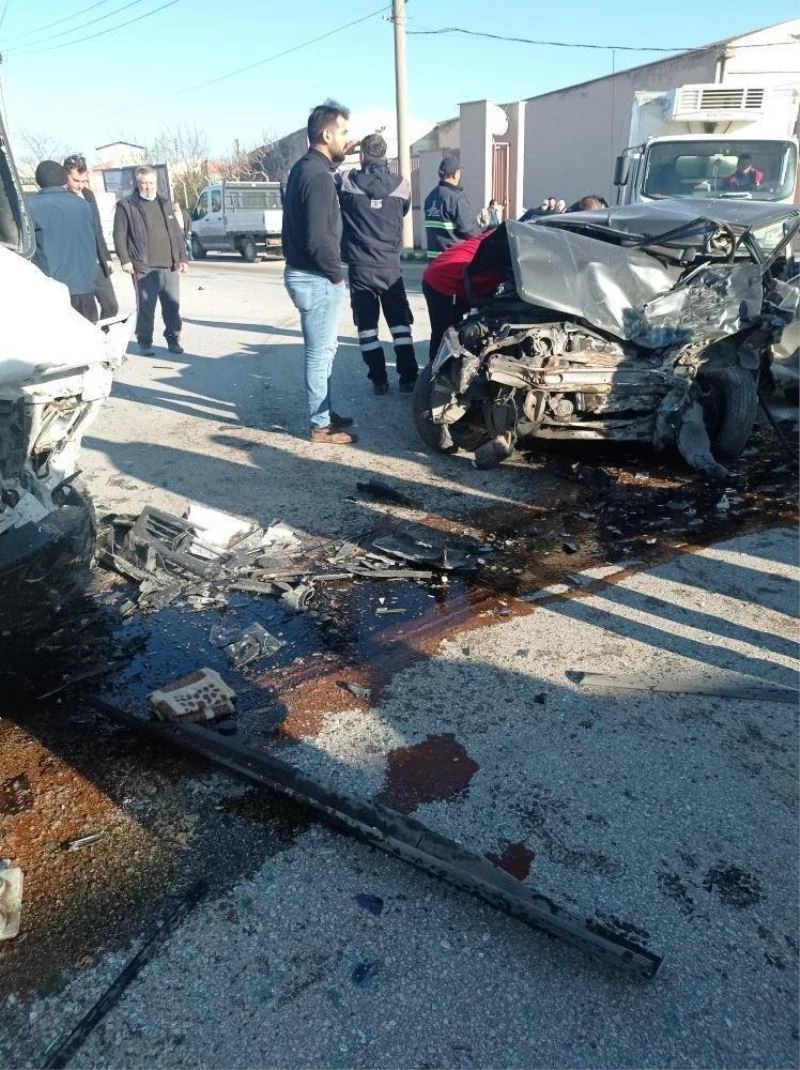 Hatalı sollama kaza getirdi 2 yaralı
