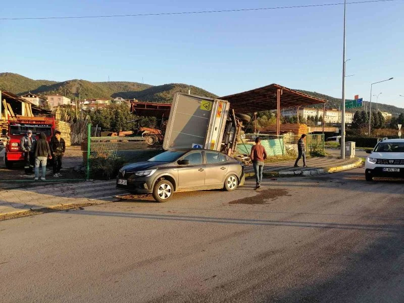 Hastaneye yetişmek isterken kazaya karıştı
