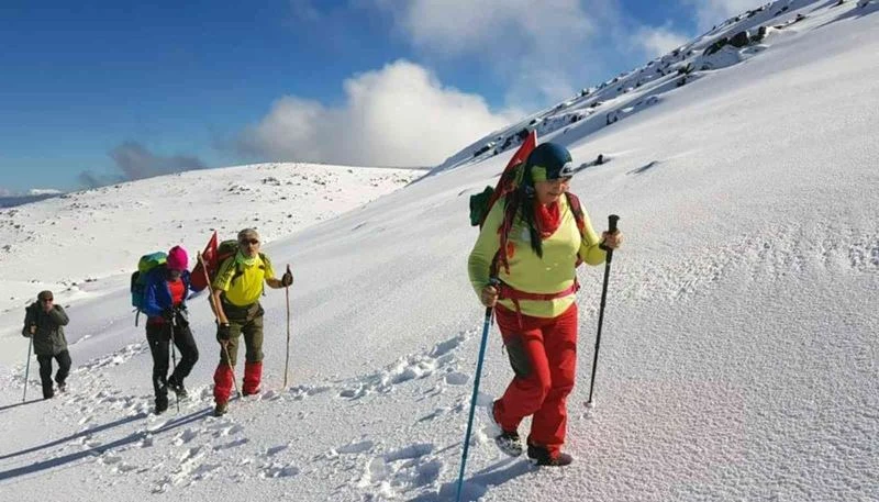 Kadın dağcıdan anlamlı günde tırmanış
