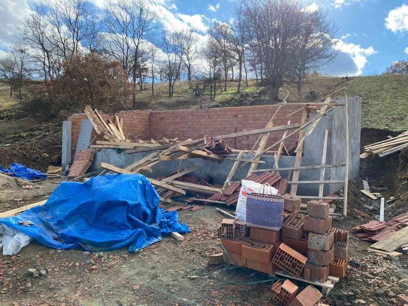 İnşaat çatısının çöktüğü olayda ağır yaralanan işçi hayatını kaybetti
