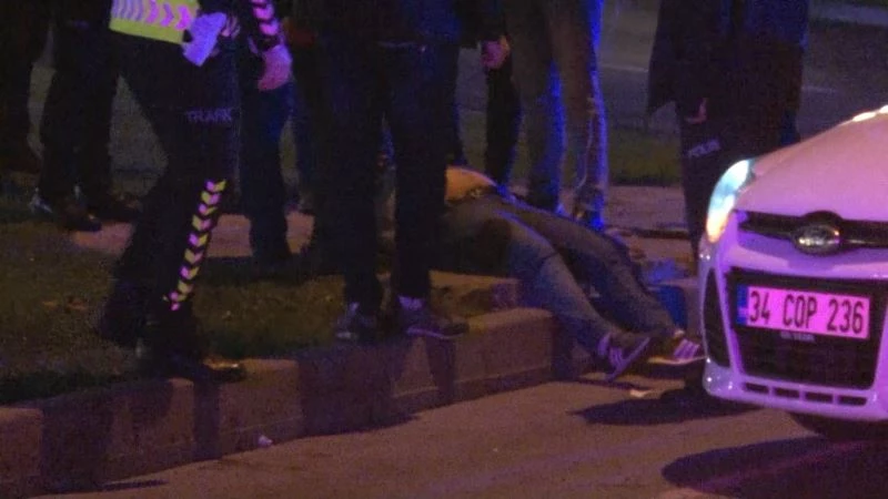 Trafik ışıklarında silahlı saldırıya uğradılar, yaralı halde 2 kilometre kaçtılar
