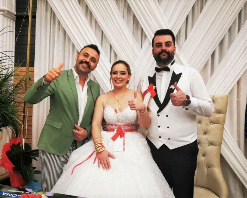 Gelin ve damada arkadaşından uçak bileti
