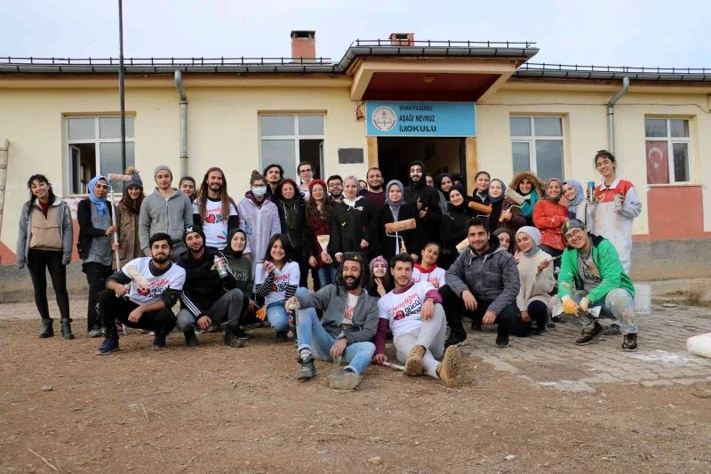 Üniversite öğrencilerinden örnek davranış: köy okulunu boyayıp tadilatını yaptılar