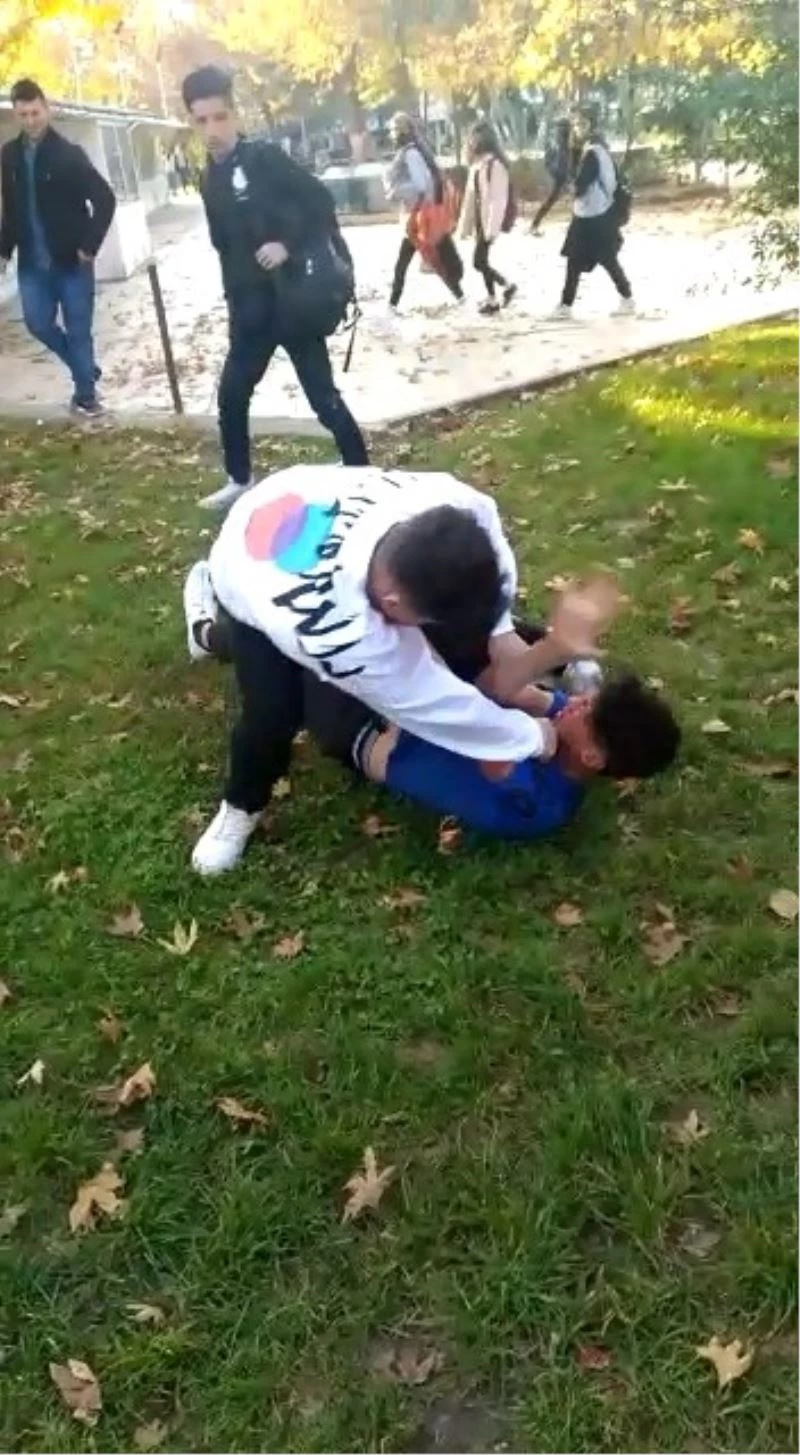 Öğrenciler yumruk yumruğa birbirine girdi
