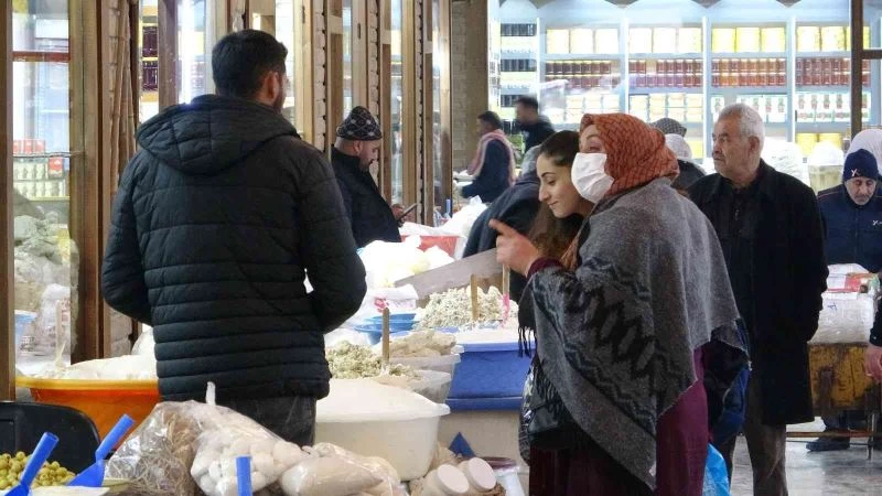 Tarihi Peynirciler Çarşısı esnafı kovboy kapı istiyor
