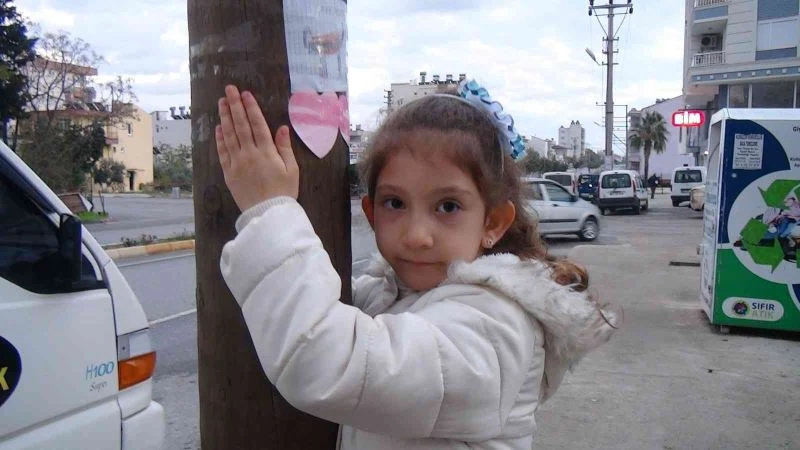 Minik Duru, kayıp kedisini resmini çizip direklere astığı ilanlarla arıyor
