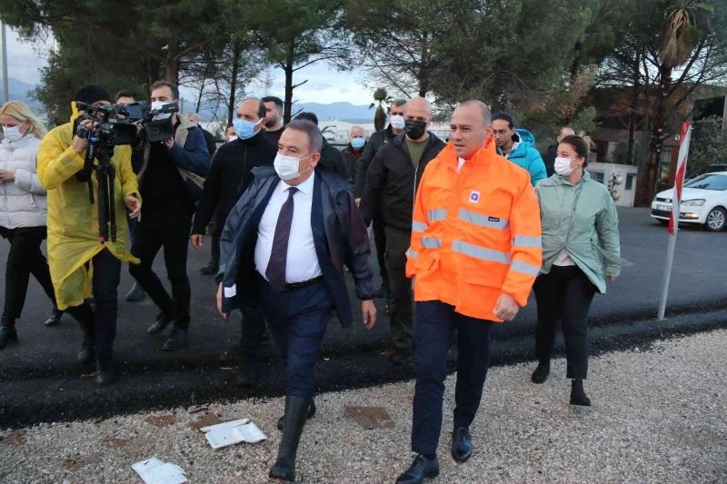 Antalya Büyükşehir Belediye Başkanı Böcek: “130 kilogram yağış düştü, lodosun da hızı 130 kilometreye çıktı”
