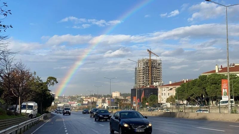 İstanbulluları gökkuşağı karşıladı

