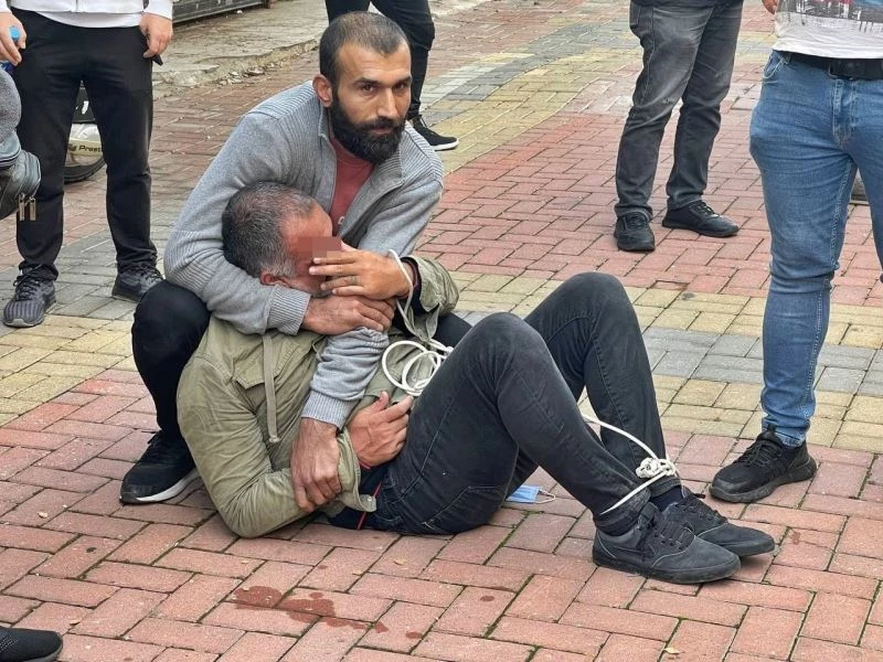 Dolandırıcılık şüphelisi, esnaf tarafından yakalanıp kaçmaması için elektrik kablosuyla bağlandı
