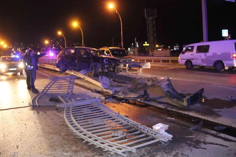 Direksiyon hakimiyetini kaybetti, demir korkulukları parçalayıp refüje çıktı:1 yaralı
