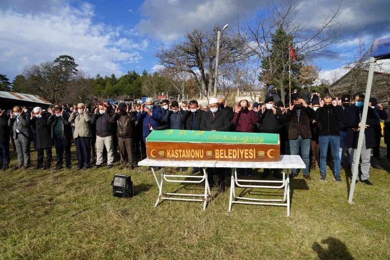 Şehit babası, tek başına kaldığı köyde terk etmediği şehit oğlunun yanına defin edildi
